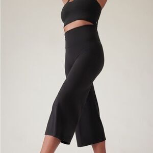 Athleta | Elation Wide Legged Cropped Pants Size L